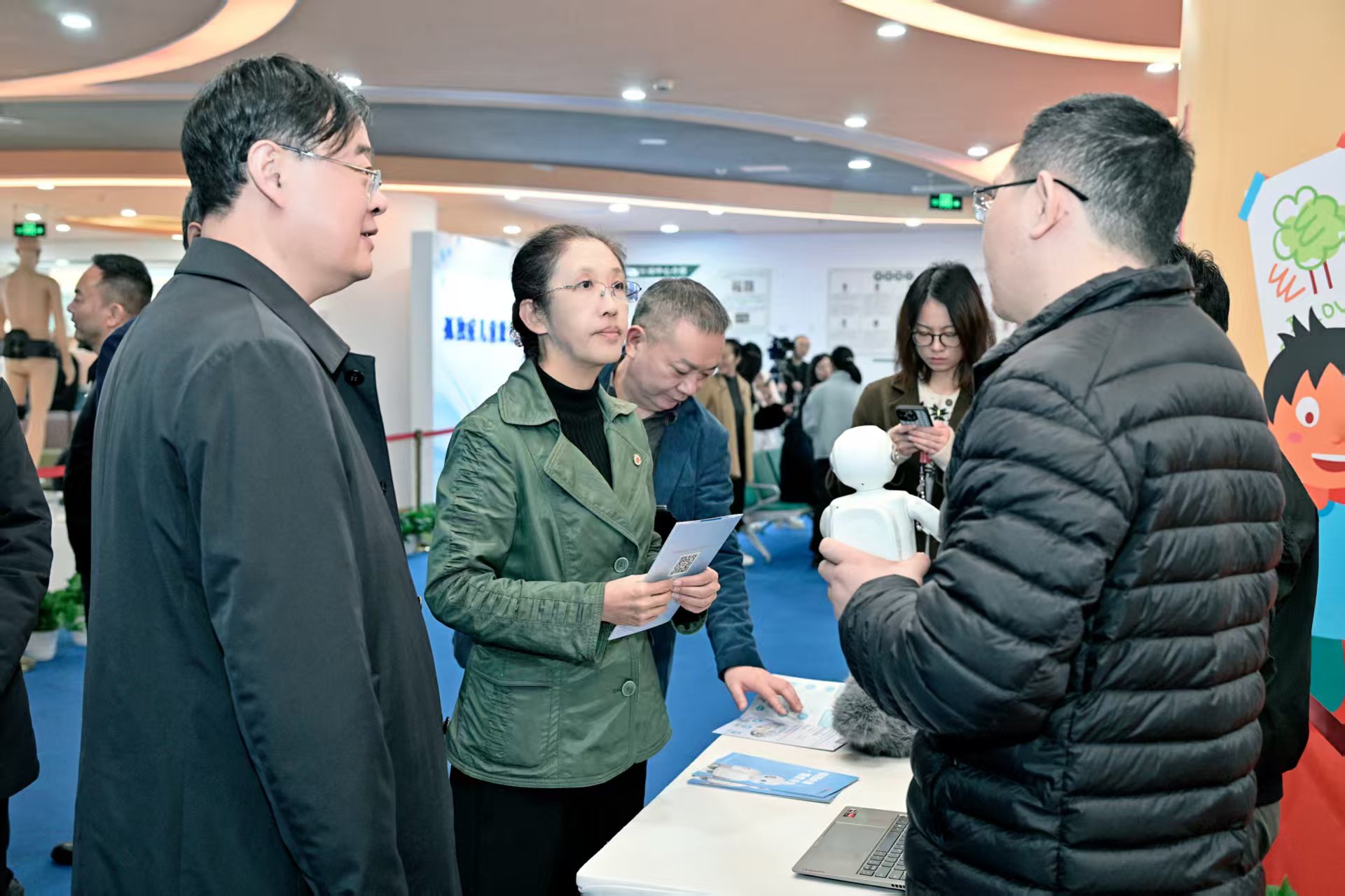 图为中国残联理事李冬生调研科技助残应用场景